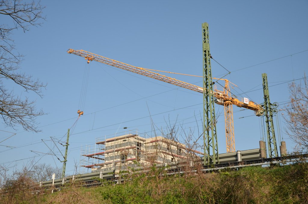 Einsatz BF Koeln Kran beruehrt Oberleitung DB Koeln Gremberg Taunusstr P042.JPG